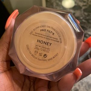 Fenty Beauty “Honey” setting powder
